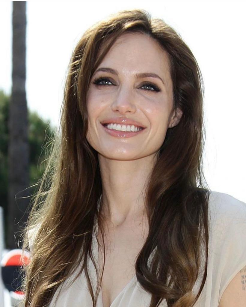 Top 70 Hollywood Actress- 4.Angelina Jolie- Guestblogcenter